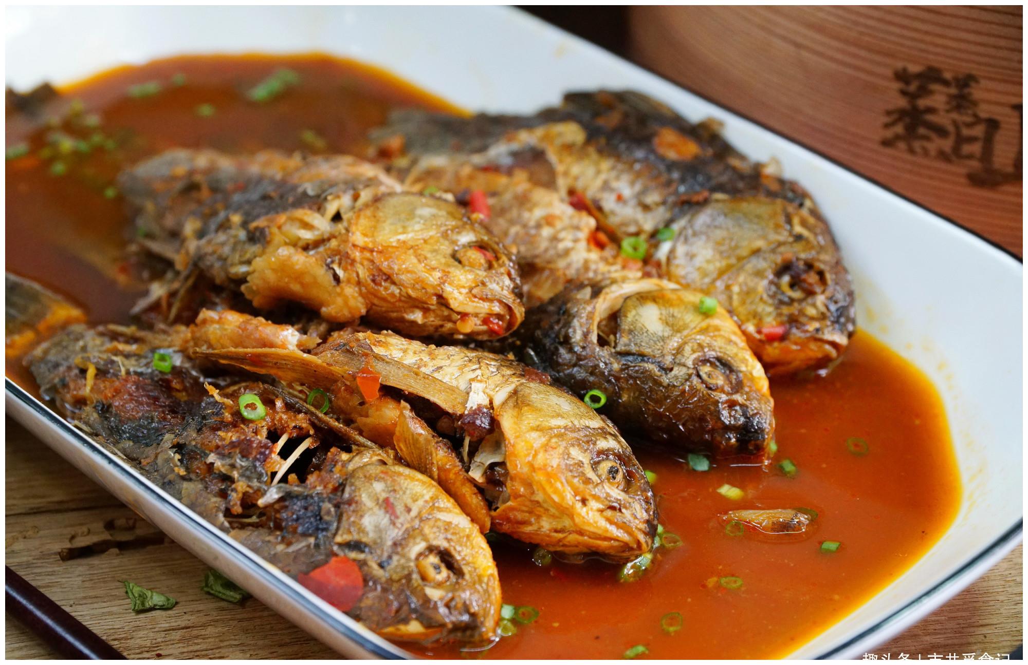 价格也就5元一斤,是新鲜的野生小鲫鱼,还是挺划算的,买了一些回去