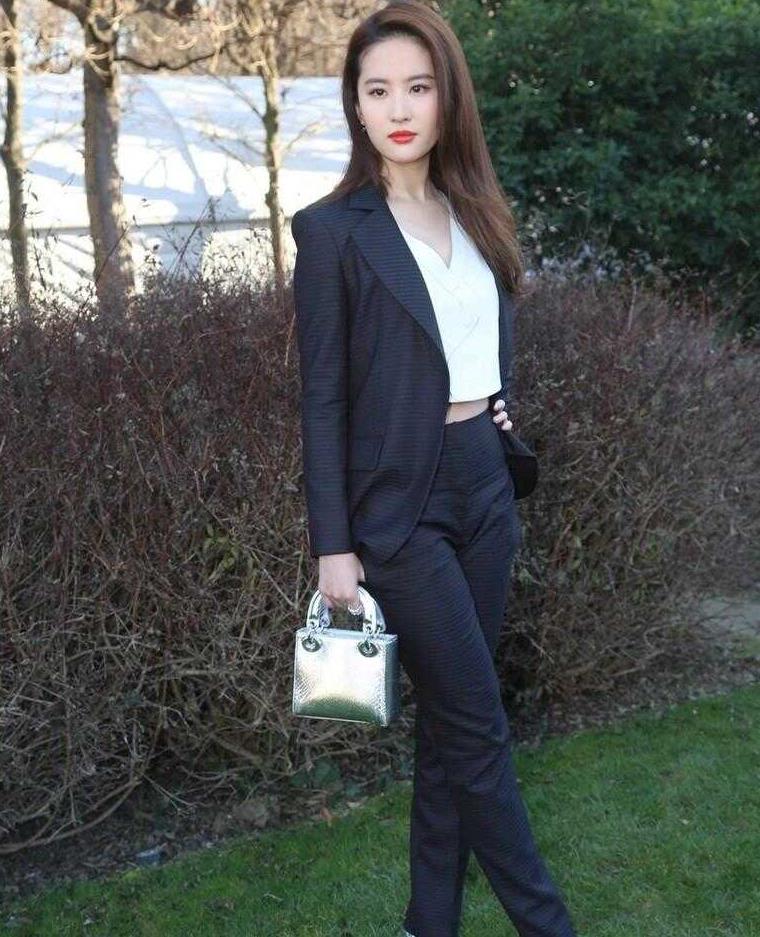 刘亦菲在国外气质太惊艳穿西装配露脐装a爆骨相美绝了