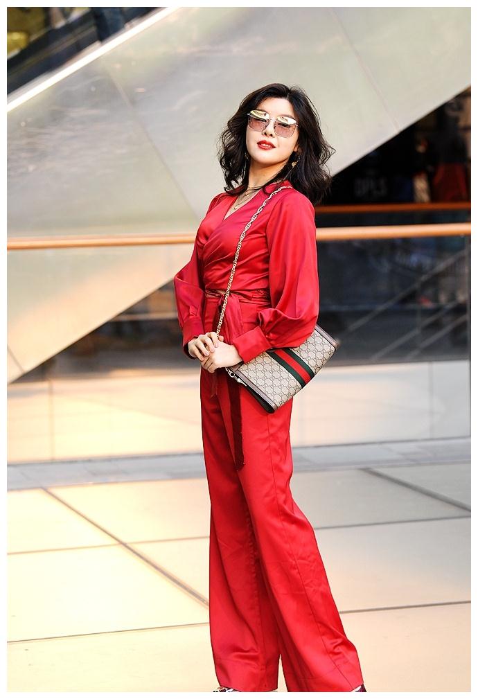 街拍秋日里的一身红美女