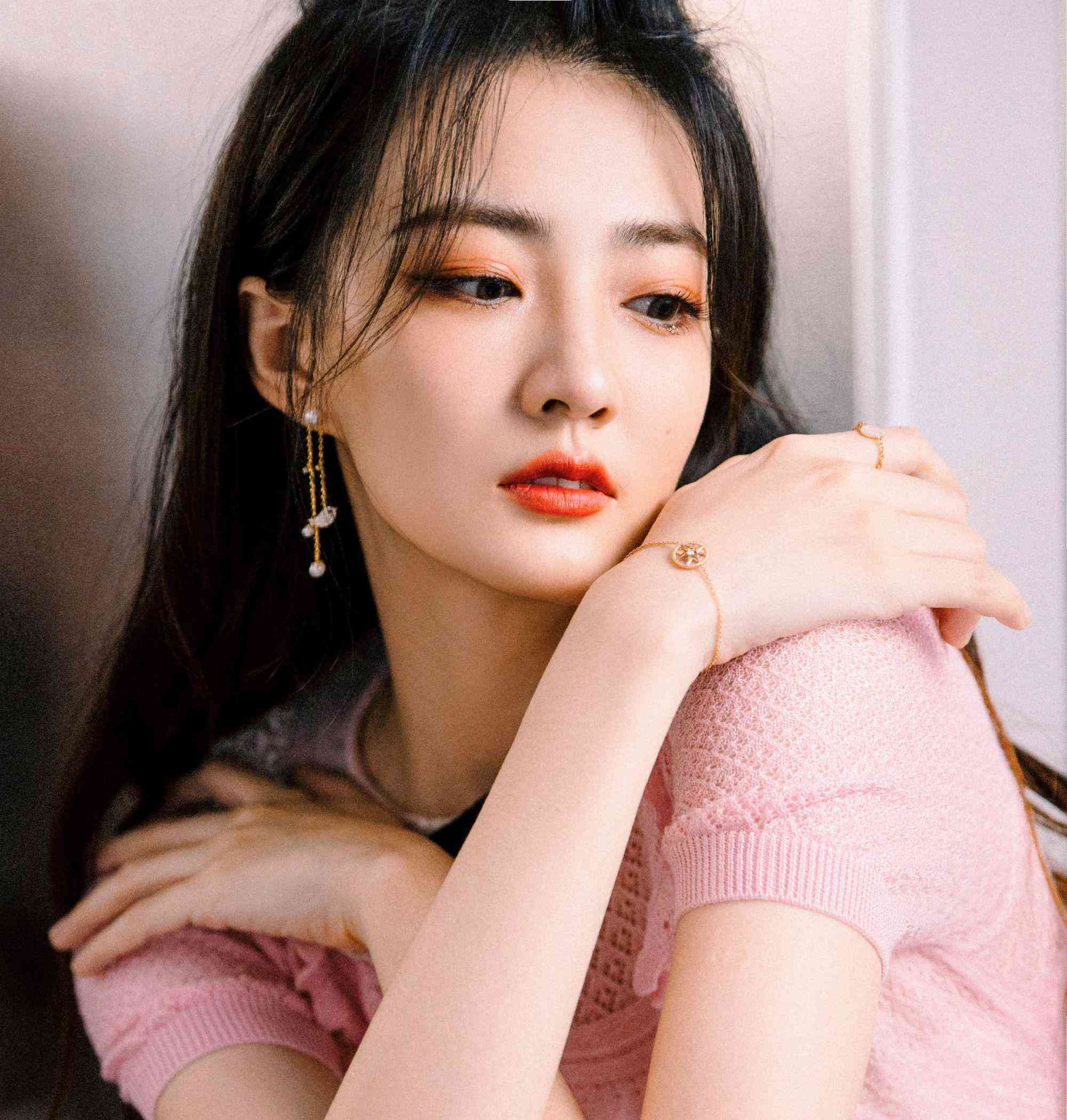 徐璐文咏珊时隔3年再合体,《风声》剧组重聚,同穿西装帅气__财经头条