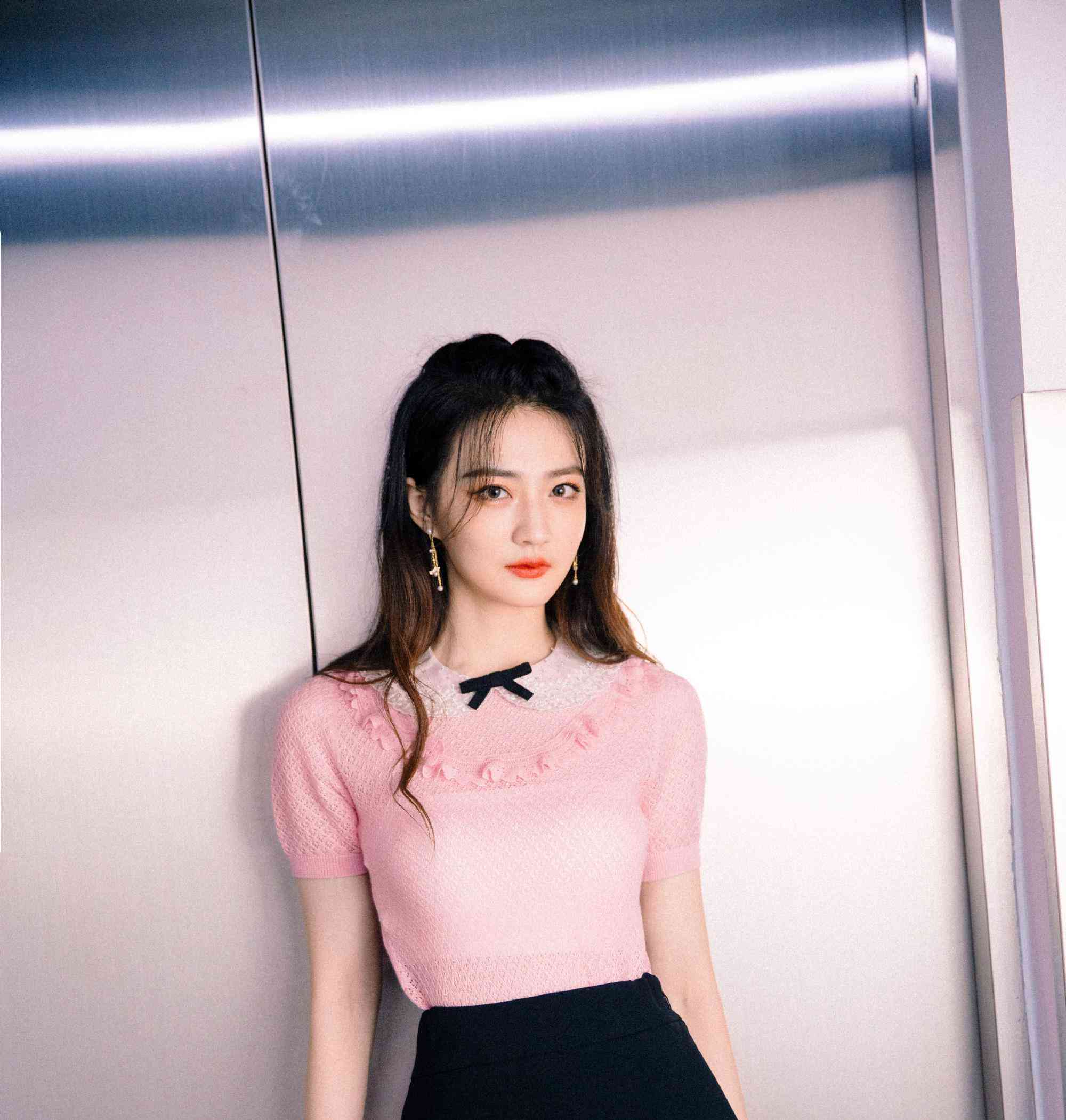 徐璐文咏珊时隔3年再合体风声剧组重聚同穿西装帅气