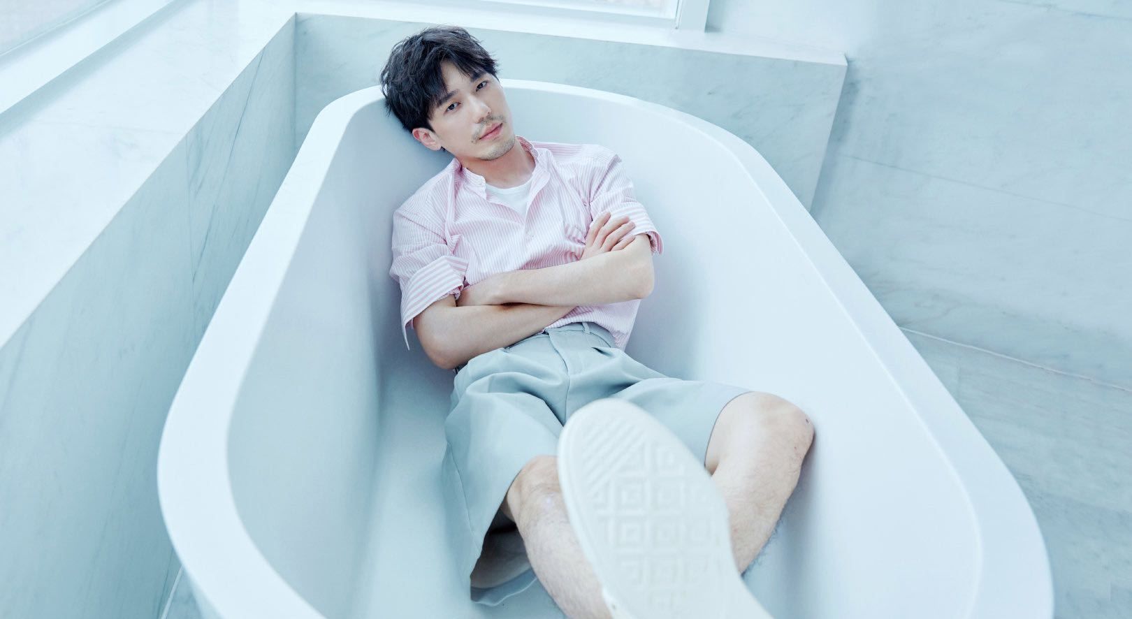 白宇浴缸大片,身穿粉色衬衫与浅灰色短裤,尽显夏日清爽气息_高清图集