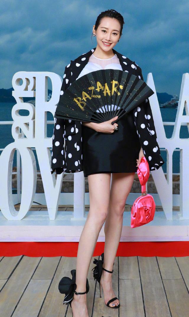 凸显了纤细的双腿,真的是太迷人了吧.不得不承认,李纯的气