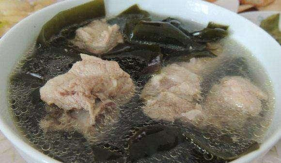 炖海带排骨汤时排骨要这样处理很多人都弄错难怪汤汁不浓郁