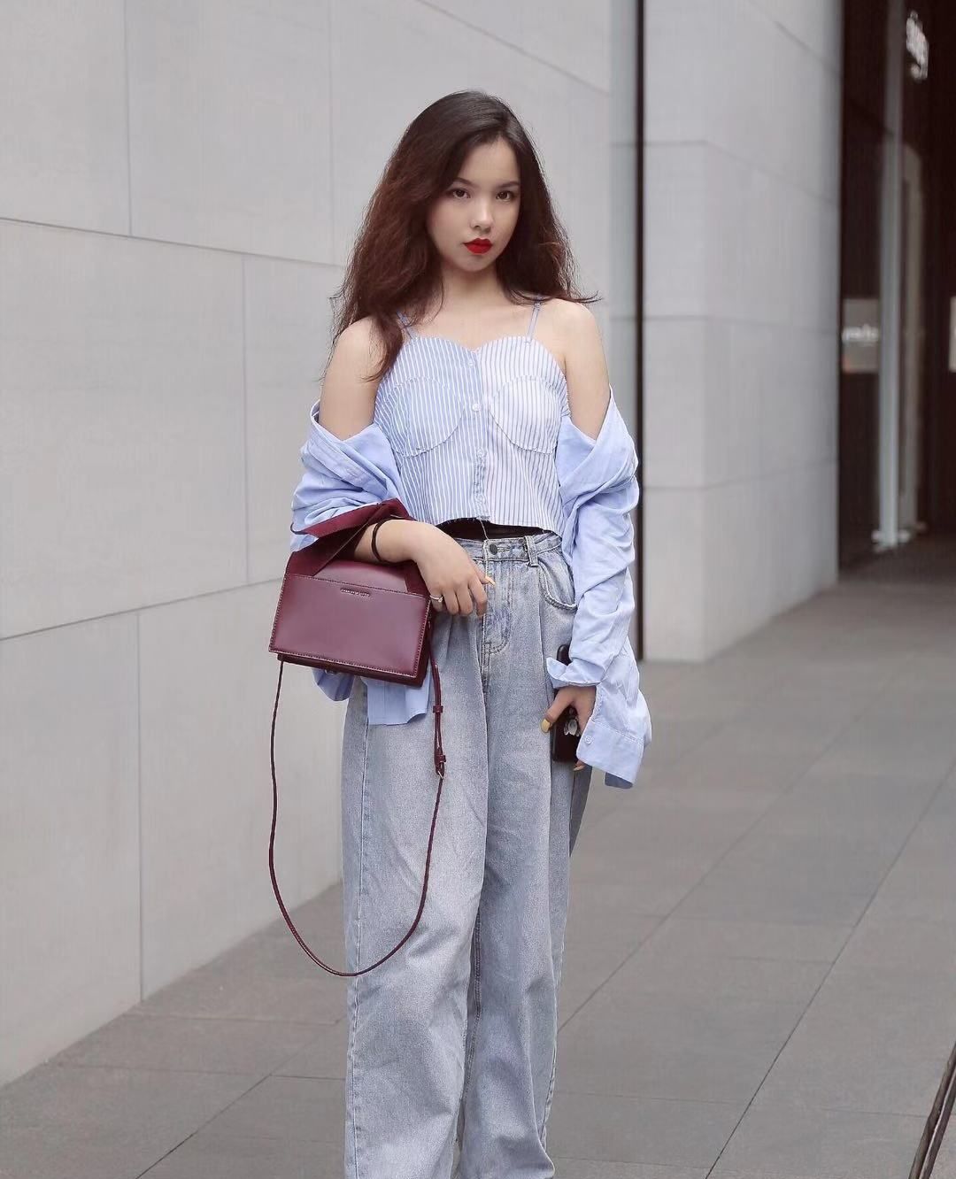 气质高冷的小姐姐,一件露肩上衣搭配牛仔长裤,尽显女神范十足!