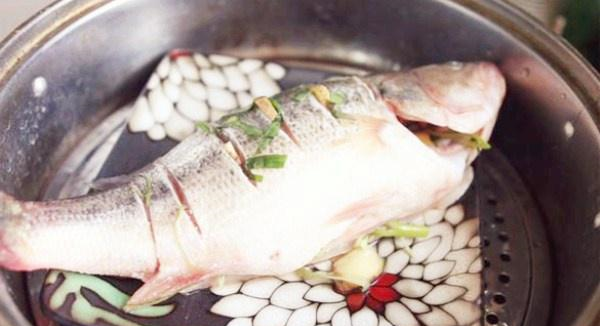 这才是鲈鱼最鲜美的吃法,做出来鲜嫩无腥味,比饭店的味道还要好休闲区蓝鸢梦想 - Www.slyday.coM 这才是鲈鱼最鲜美的吃法,做出来鲜嫩无腥味,比饭店的味道还要好休闲区蓝鸢梦想 - Www.slyday.coM