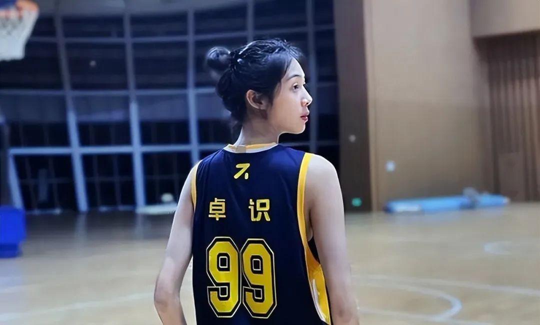 堪称是金童玉女！女篮第一女神恋情曝光！神仙颜值模特身材太美了|卓识|中国女篮|篮球|球技|球迷_新浪新闻