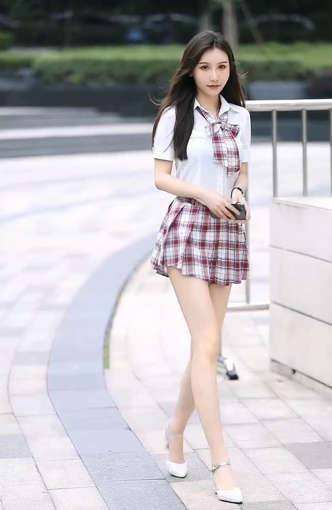 清纯的小姐姐,校园女神标配格裙配白衬衫,甜美似初恋_高清图集_新浪网