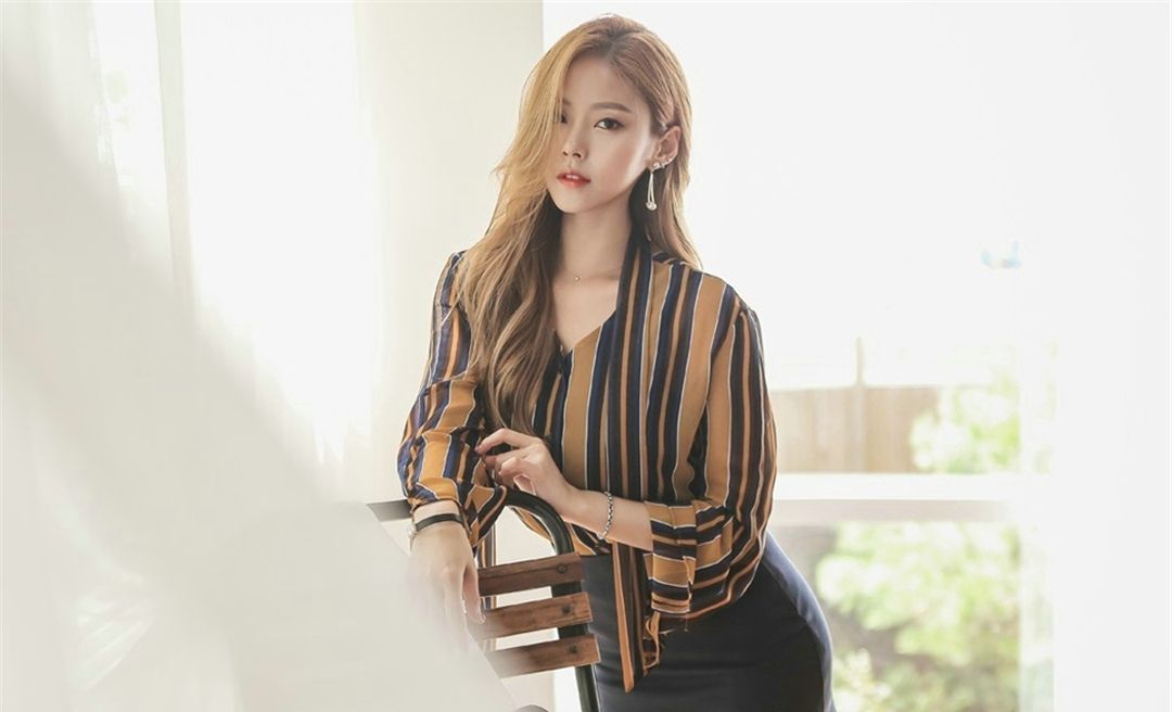 美女壁纸:精致干练长腿小姐姐,条纹衬衣黑色包臀短裙,感性迷人