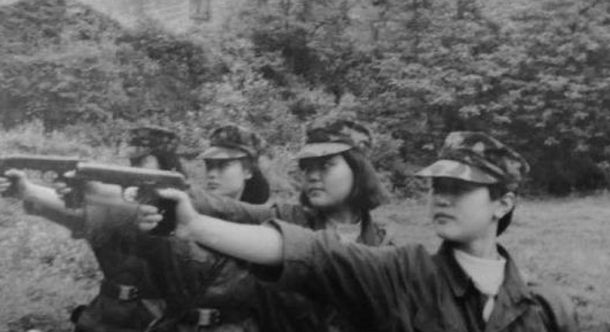 珍贵老照片：一名女死刑犯即将被押赴刑场，好奇地望着天空