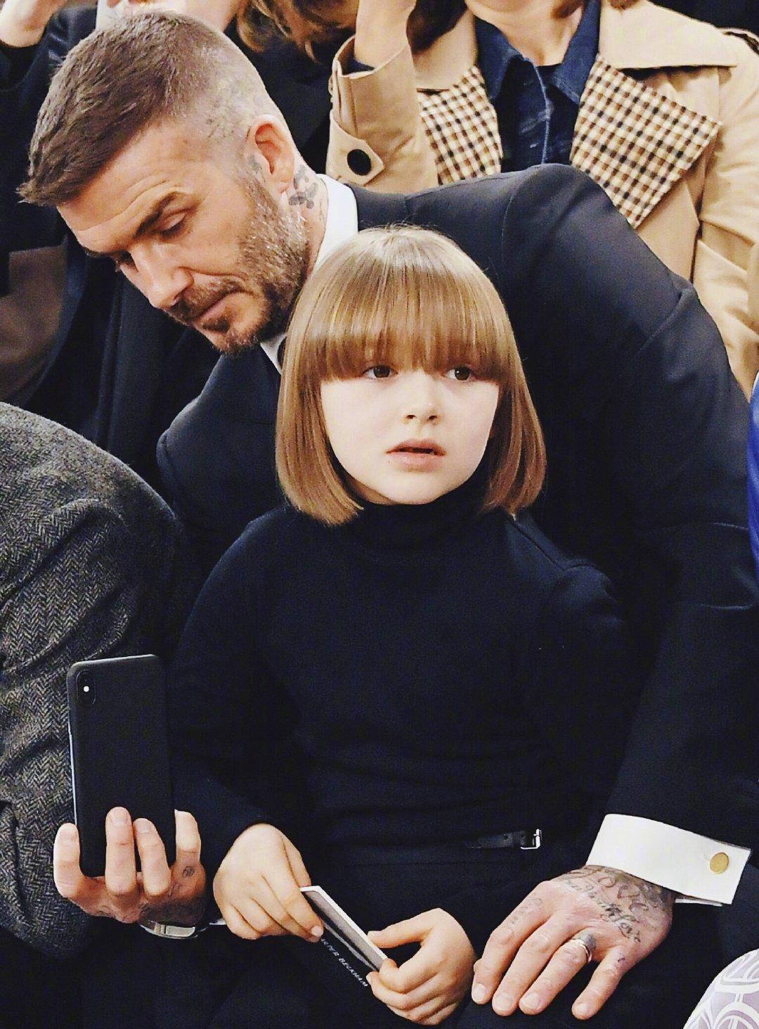 小七变乖巧美少女,碎花裙丸子头白到发光,成贝克汉姆家颜值担当