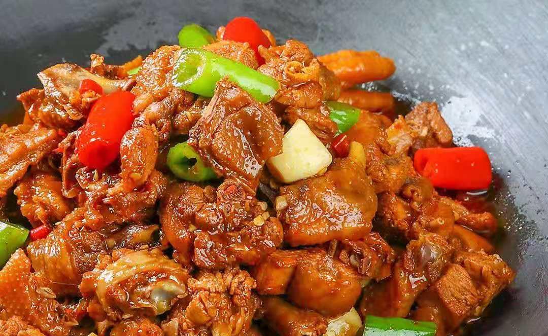 再快速过一下酱油,醋,葱白,蒜蓉,姜蓉,出锅后用生油覆盖,进行二次发酵