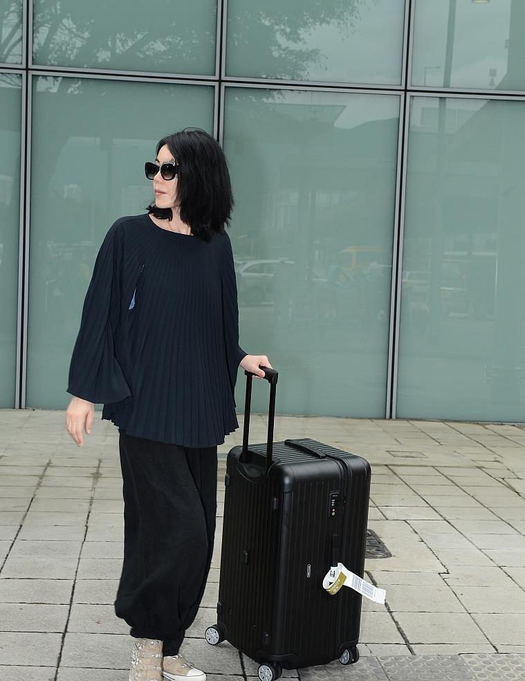 王菲私服造型好随意穿灰色功夫裤扎个啾啾休闲时髦又藏肉