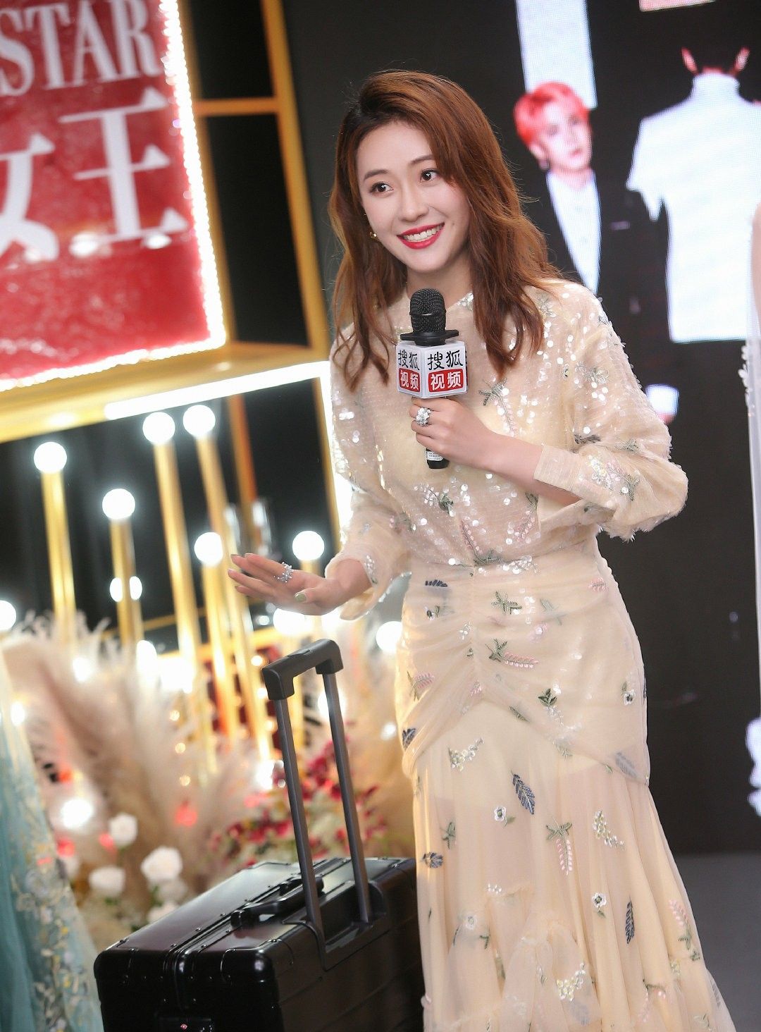 《奈何boss要娶我》的贾菲,擅长多种才艺,作品不断,前途无限