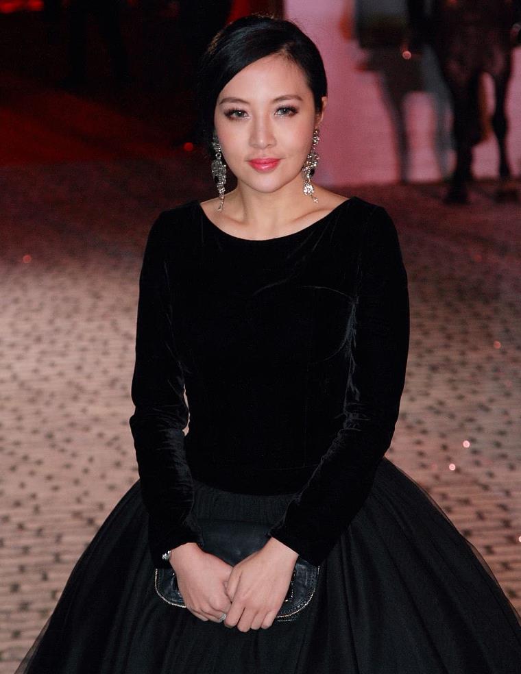 女强人"胡敏珊"衣品真不一般,穿小黑裙太惊艳,一点不输女明星