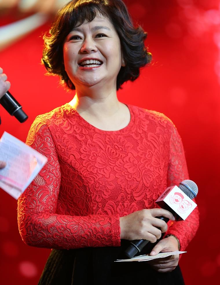 鞠萍姐姐胖的很美穿蕾丝红衣搭黑裙身材发福却很高雅