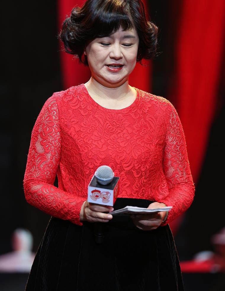 鞠萍姐姐胖的很美穿蕾丝红衣搭黑裙身材发福却很高雅