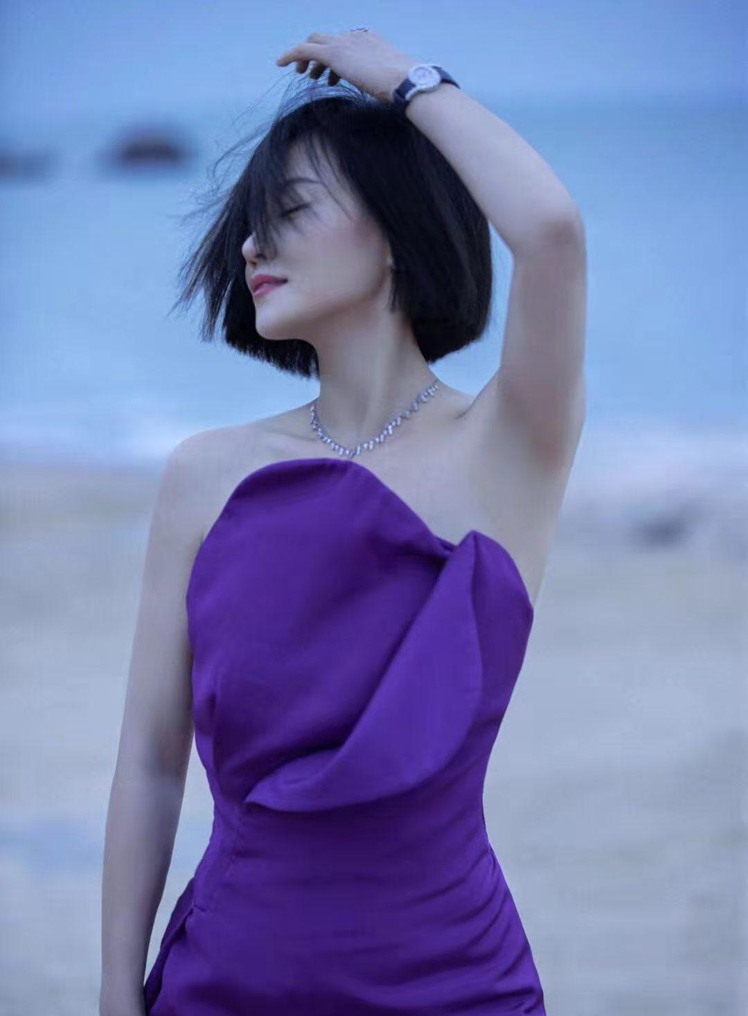 谭卓穿出女人味!紫色长裙展现完美身材,明媚又温柔__财经头条