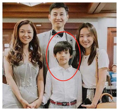 有种幸运叫"董洁儿子",遗传高颜值撞脸杨洋,网友:最帅星二代