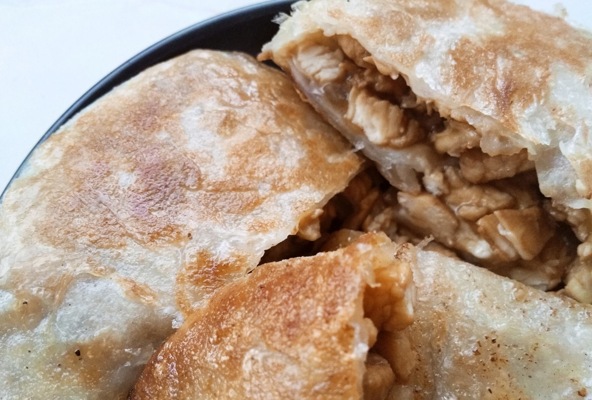 皮薄馅大的鸡胸肉馅饼,肉厚多汁还不用和面,家里人特别喜欢吃!