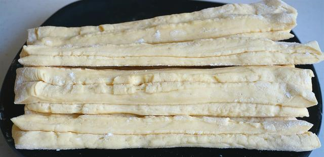 教你做速冻油条改良做法更简单家常蓬松暄软早餐只要几分钟