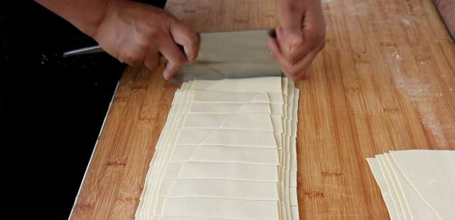 把面片切成宽约2cm的面片,再斜着切成菱形面片(旗花面)擀的越薄越好