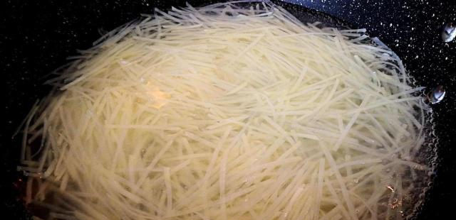 土豆不要炒着吃了,教你秘制新吃法,皮薄馅大,一上桌就被抢光休闲区蓝鸢梦想 - Www.slyday.coM 土豆不要炒着吃了,教你秘制新吃法,皮薄馅大,一上桌就被抢光休闲区蓝鸢梦想 - Www.slyday.coM