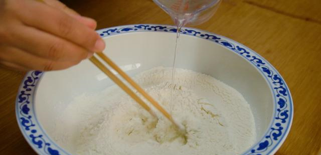 不揉面也能烙饼,用筷子简单一搅,个个蓬松柔软,凉了也不发硬|烙饼