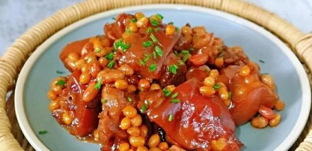 其实黄豆焖猪蹄这道菜可以说是属于家常菜,整体烹饪的手法和红烧有些