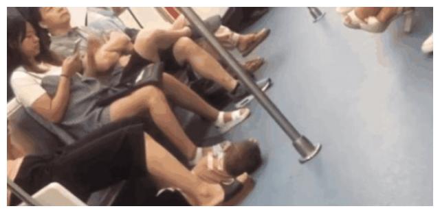 男孩躺在地铁地板上,被女子用双脚夹住,乘客看到娃的手果断报警休闲区蓝鸢梦想 - Www.slyday.coM 男孩躺在地铁地板上,被女子用双脚夹住,乘客看到娃的手果断报警休闲区蓝鸢梦想 - Www.slyday.coM