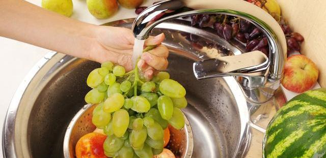 吃葡萄别傻傻用盐水洗水果小贩多加一勺它去农药无残留