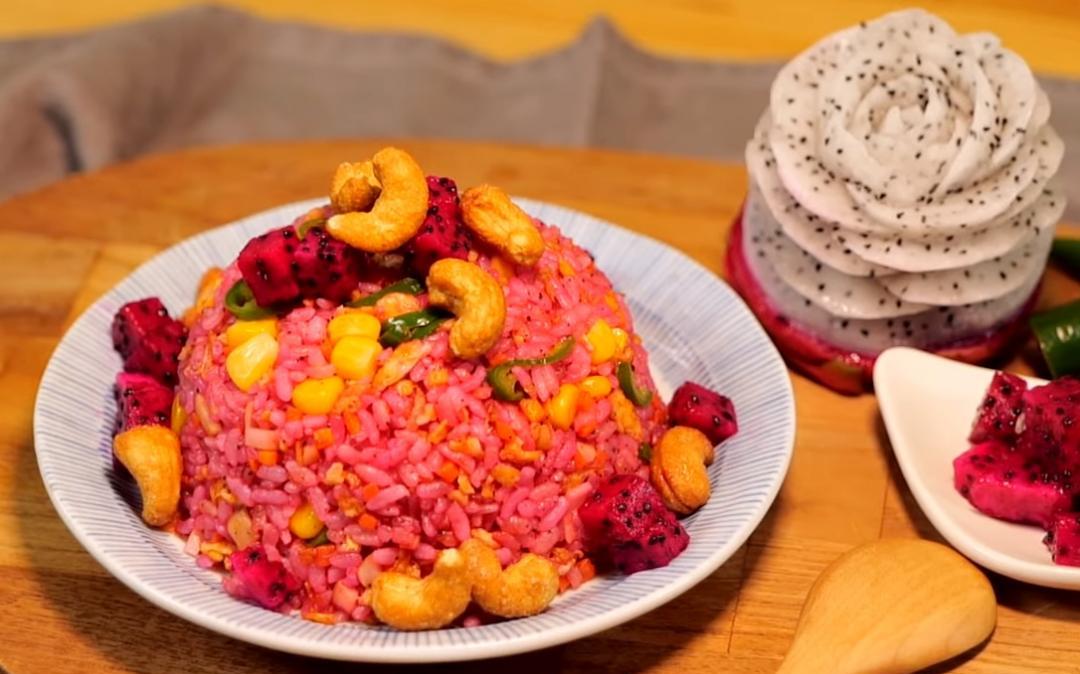 梦幻紫红火龙果炒饭荤素皆宜缤纷配色保证小孩超爱吃