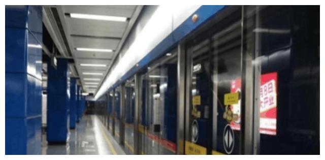 男孩躺在地铁地板上,被女子用双脚夹住,乘客看到娃的手果断报警休闲区蓝鸢梦想 - Www.slyday.coM 男孩躺在地铁地板上,被女子用双脚夹住,乘客看到娃的手果断报警休闲区蓝鸢梦想 - Www.slyday.coM