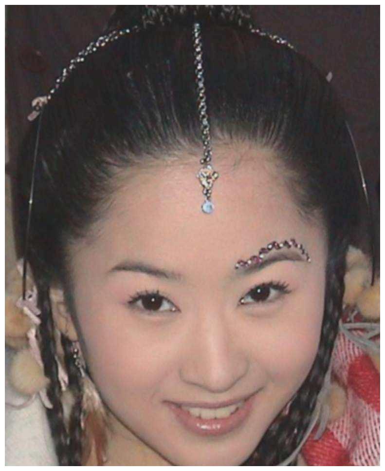 《神医侠侣》中杨蕊扮演玄雀,这身造型还是挺五彩缤纷的,头发上戴的