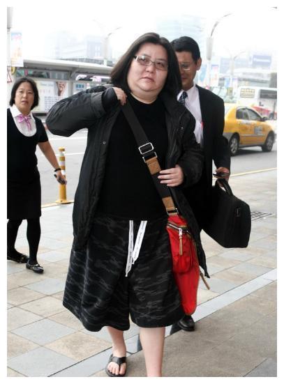 女大佬邱黎宽,一个电话把林志玲从黑道手里救出,扬言要打陈冠希