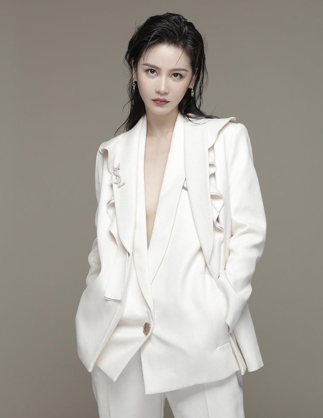 邱意浓火了以后真放得开穿一套白色西服套装俏皮又洋气