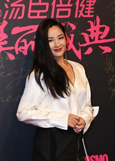 瞿颖虽然皮肤黑但气场一直在线简单穿白衬衫配半身裙就很显贵
