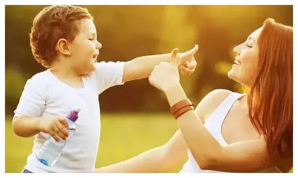 男孩躺在地铁地板上,被女子用双脚夹住,乘客看到娃的手果断报警休闲区蓝鸢梦想 - Www.slyday.coM 男孩躺在地铁地板上,被女子用双脚夹住,乘客看到娃的手果断报警休闲区蓝鸢梦想 - Www.slyday.coM