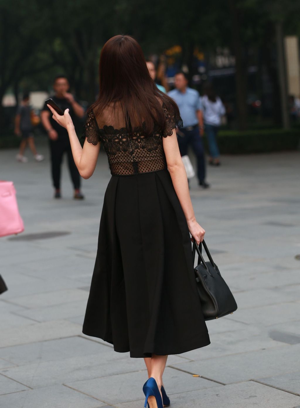 轻熟小姐姐的夏日穿搭,少不了一条黑色的纱裙,优雅又时尚