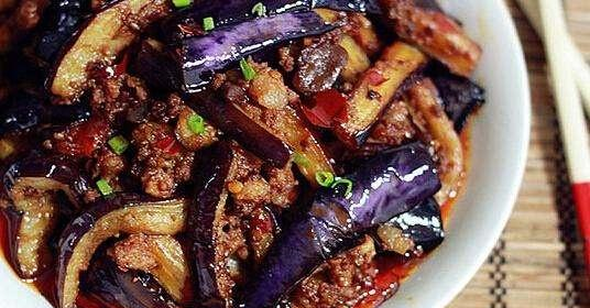 生病后被邻居阿婆照顾了几天，她做了一桌饭菜，瞬间想认她当妈休闲区蓝鸢梦想 - Www.slyday.coM