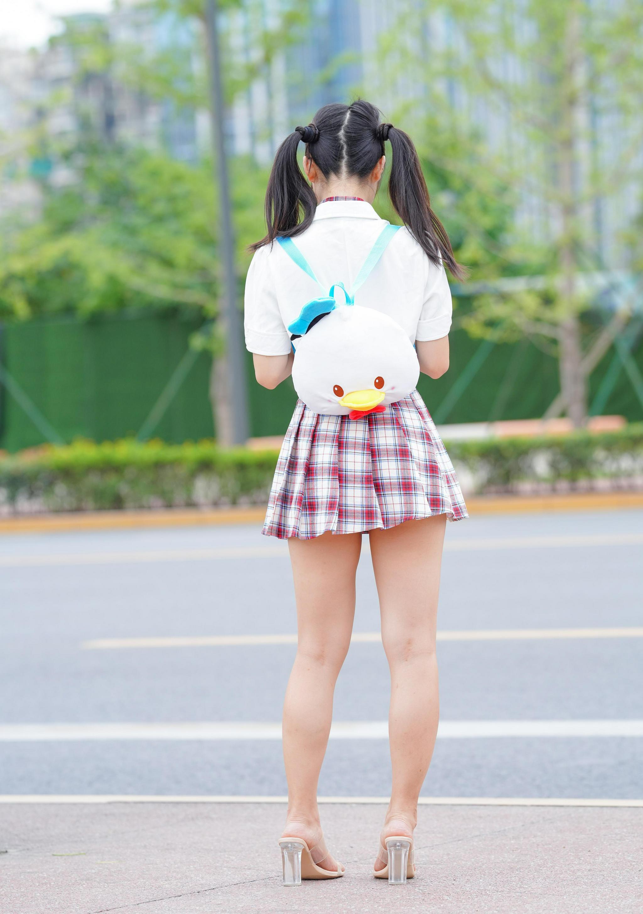 青春女生太美了,白上衣加格子裙,青春时尚就这么有魅力_高清图集_新浪