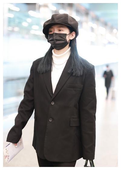 孟美岐穿黑色西装戴贝雷帽现身 打扮精致诱人