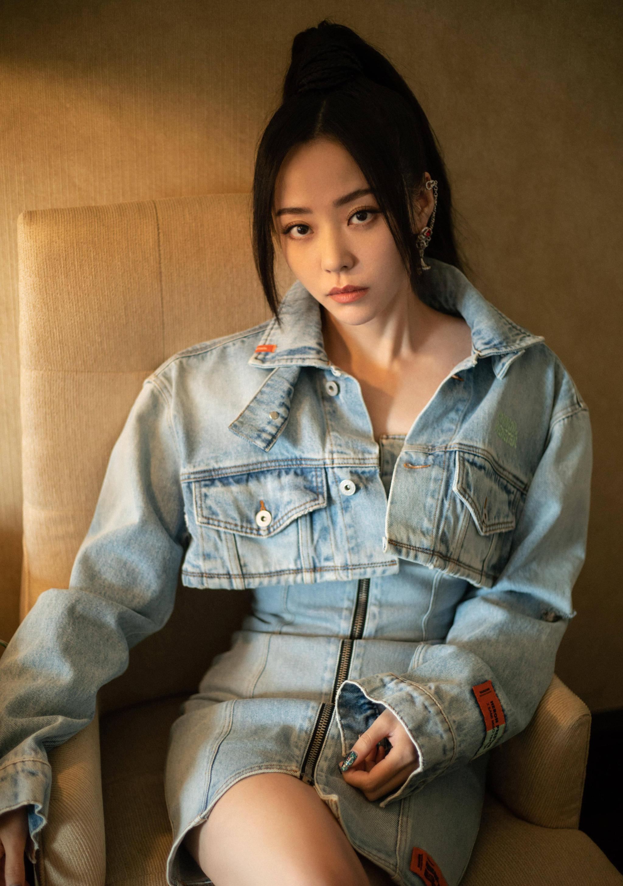 张靓颖太会穿了,牛仔连体短裙展现好身材,腿好细