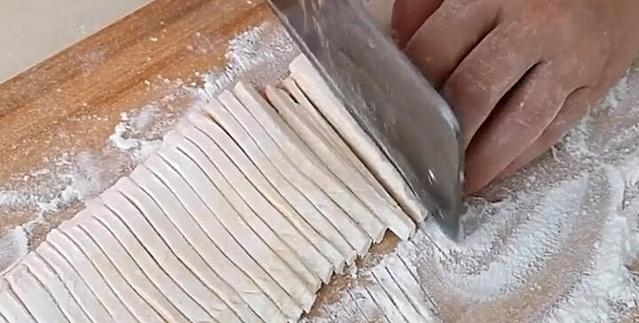 山东特色手擀打卤面,口感筋道,比面条好吃多了!