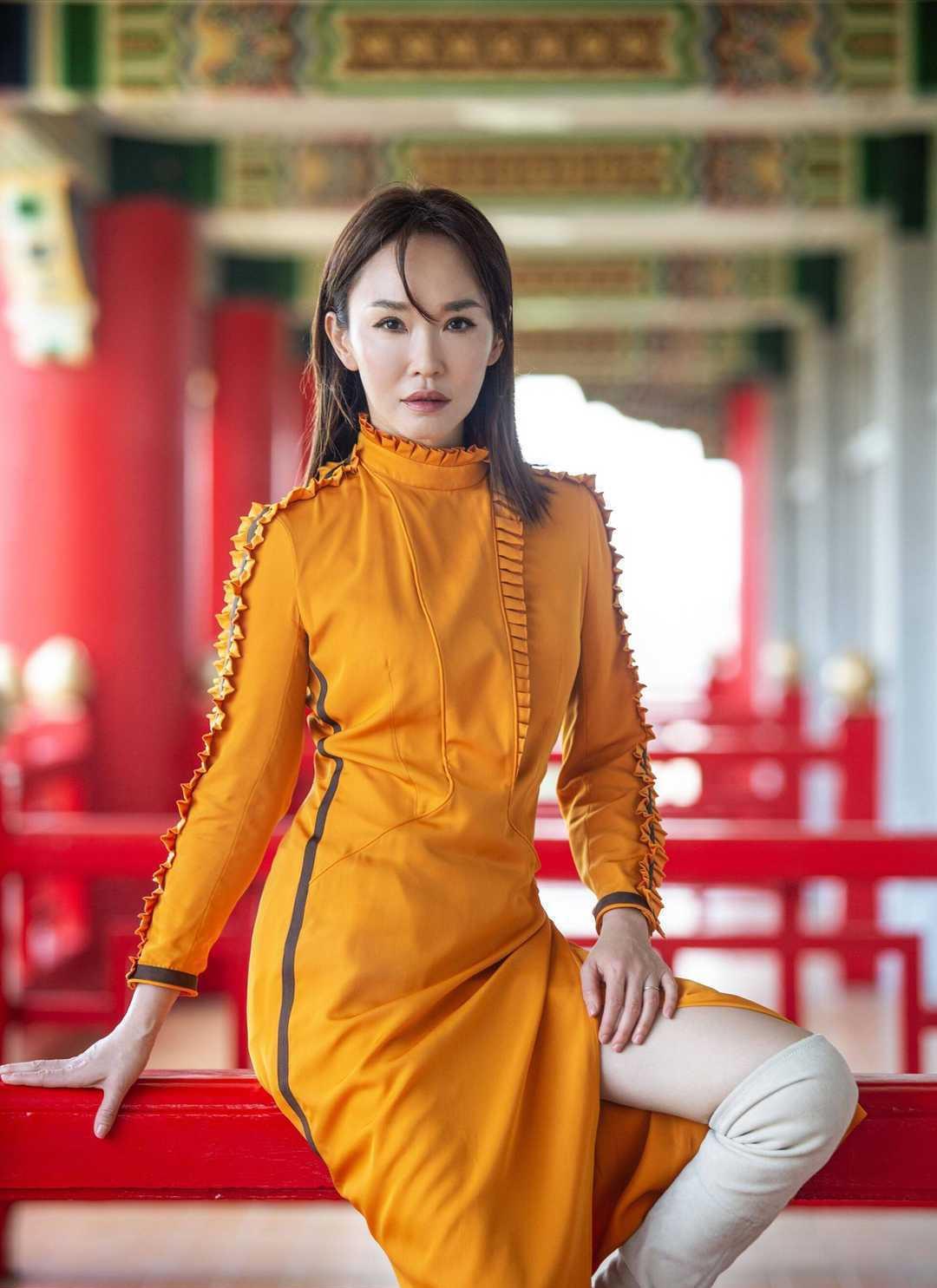 新加坡第一美女范文芳身材惊艳,穿橙色连衣裙配长筒靴,时髦大气