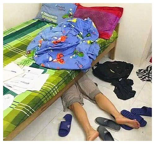 女子下班回家,看到有人趴地上找东西,蹲下看清后一脸问号