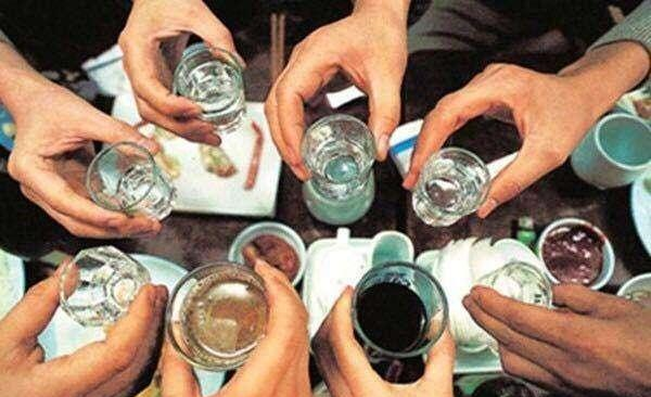 中国最能喝酒的地方白酒一斤半还能啤酒随便喝东北人也服气