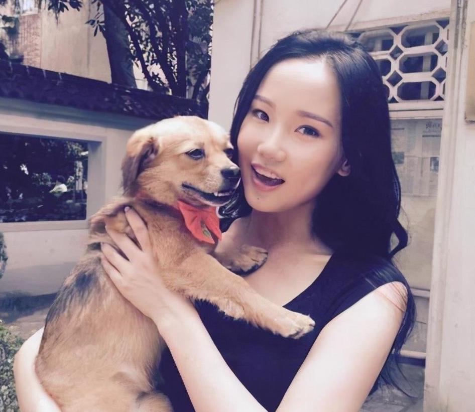 歌手黄龄走机场长袖卫衣配短裤彩色袜子抢镜彰显85后活力感