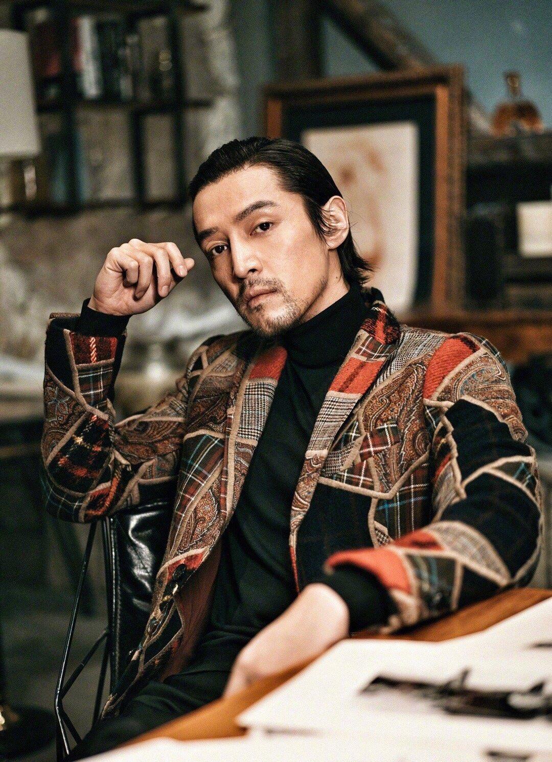 胡歌长发胡渣成雅痞帅大叔雕塑外貌优势尽显形象颠覆得太彻底