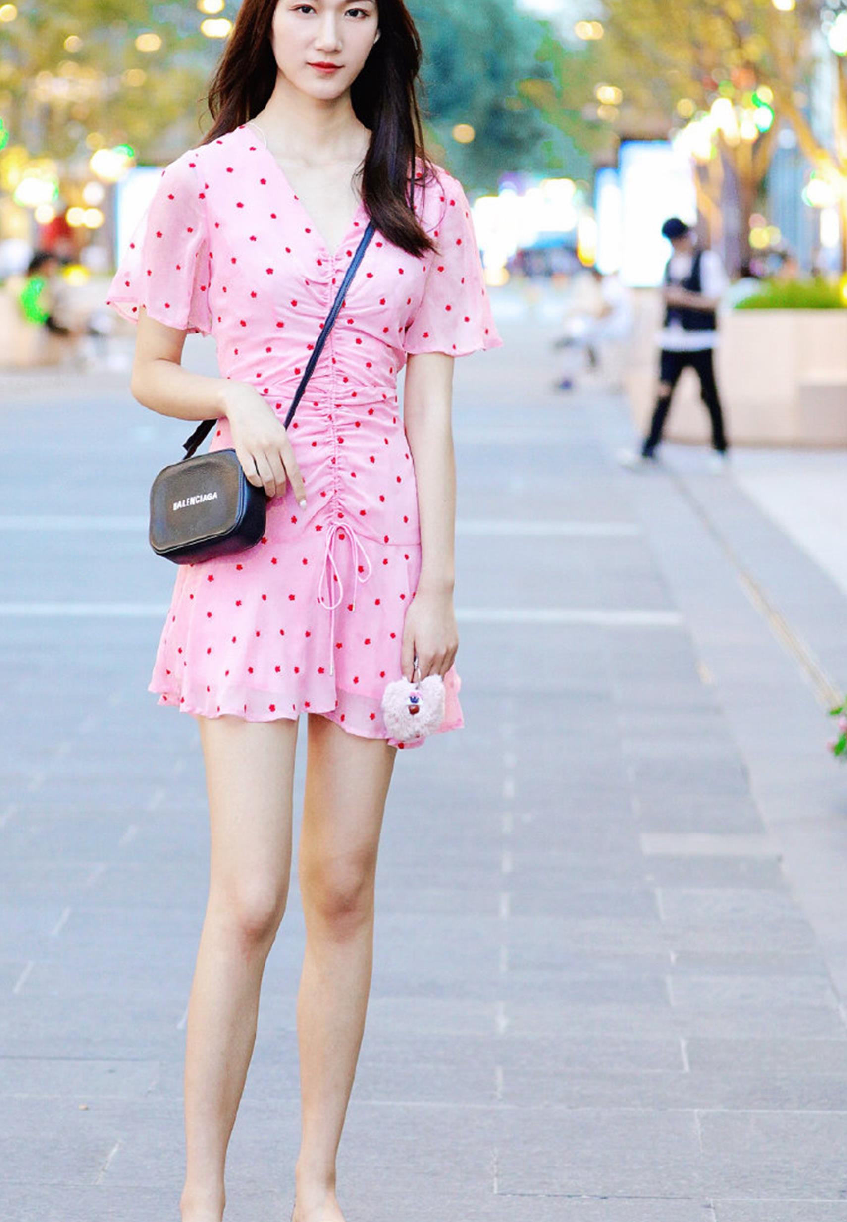 腿细女生就是好,不用为穿搭犯愁,露腿的打扮显得很苗条